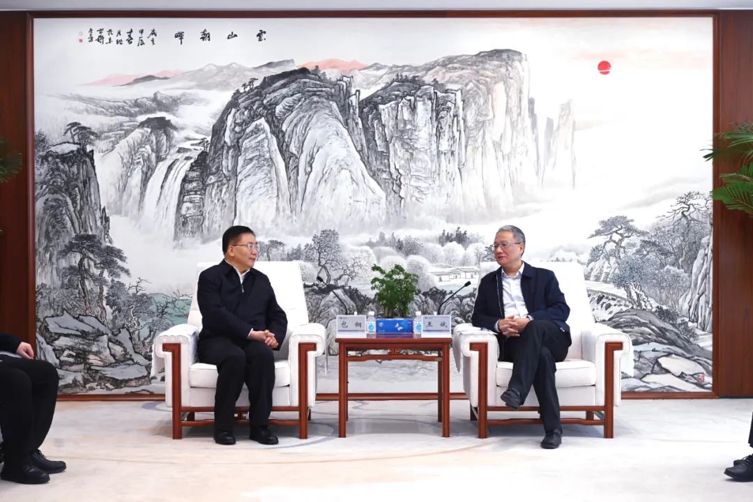 中國(guó)電建黨委副書記、總經(jīng)理王斌與內(nèi)蒙古自治區(qū)黨委常委、呼和浩特市委書記包鋼會(huì)談