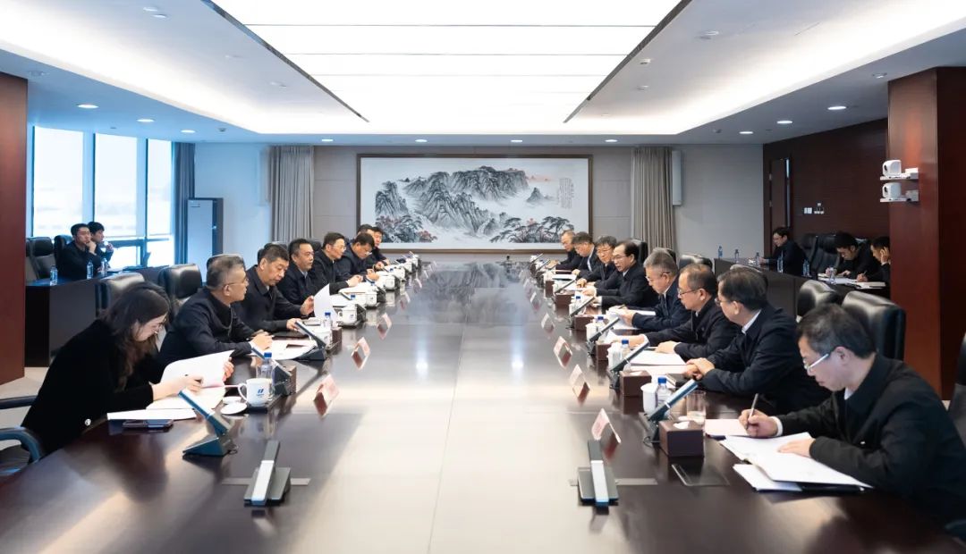 華電集團(tuán)董事長(zhǎng)江毅、總經(jīng)理葉向東與哈電集團(tuán)董事長(zhǎng)曹志安、總經(jīng)理黃偉舉行會(huì)談